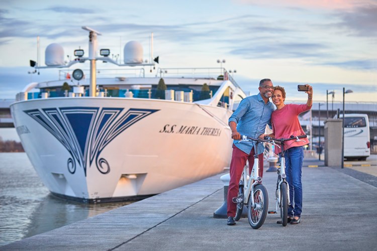 Par med cykel tar selfie vid SS MariaTheresa