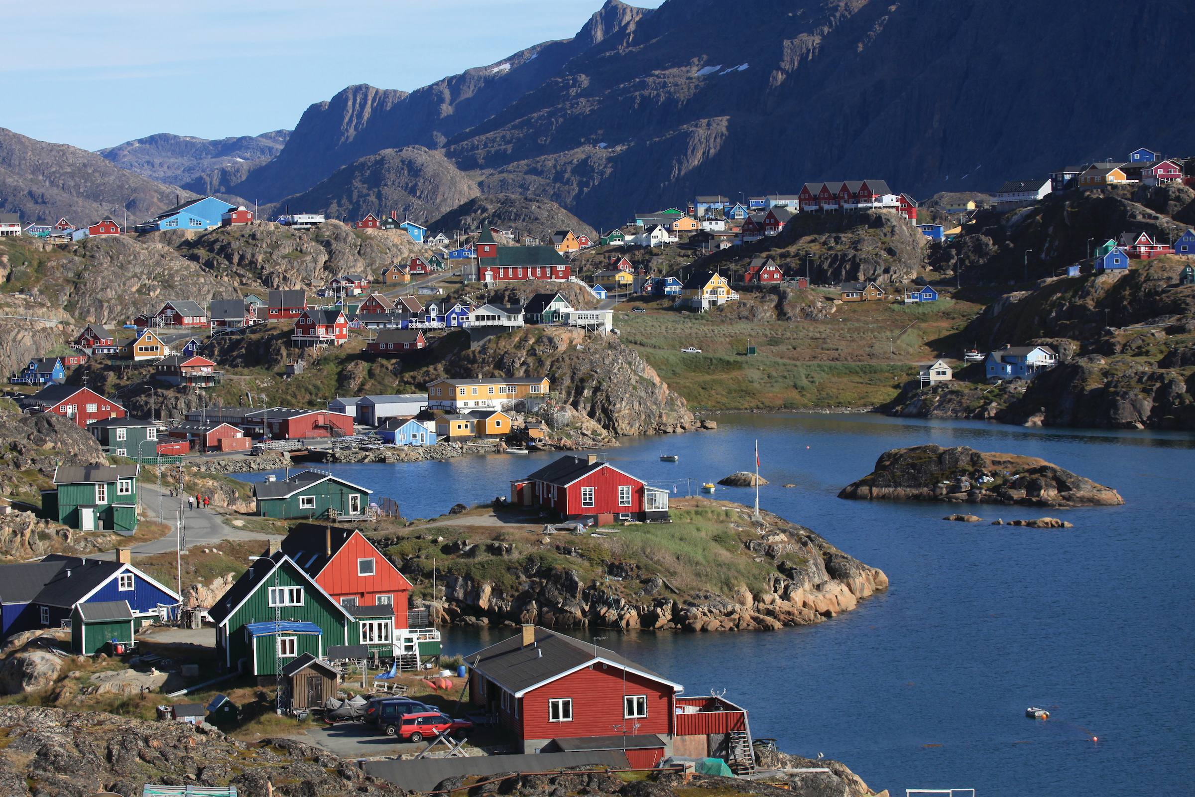 Kyrka och färggranna hus i Sisimiut på Grönland.