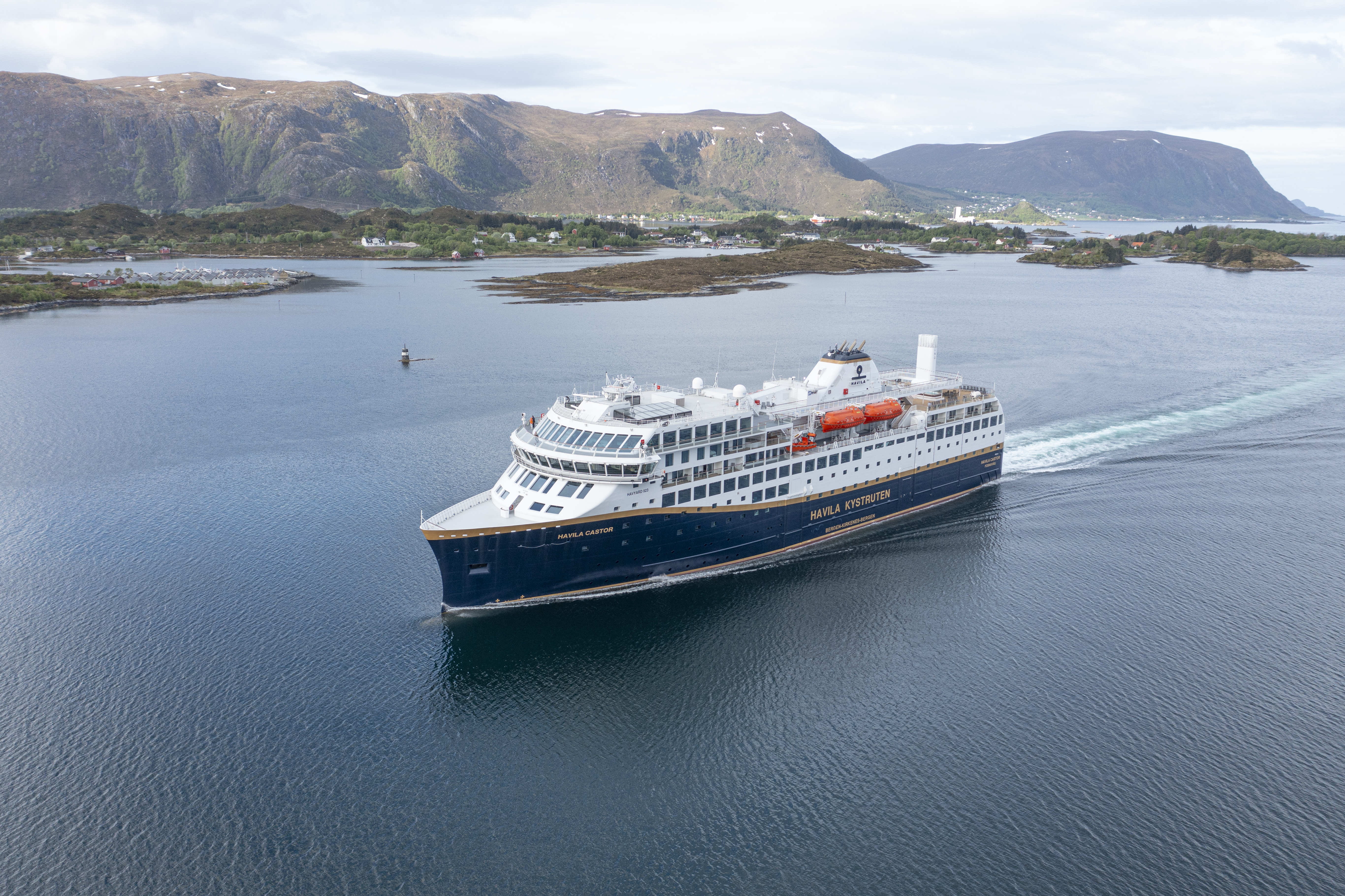 Havila Voyages - Havila Castor till havs.