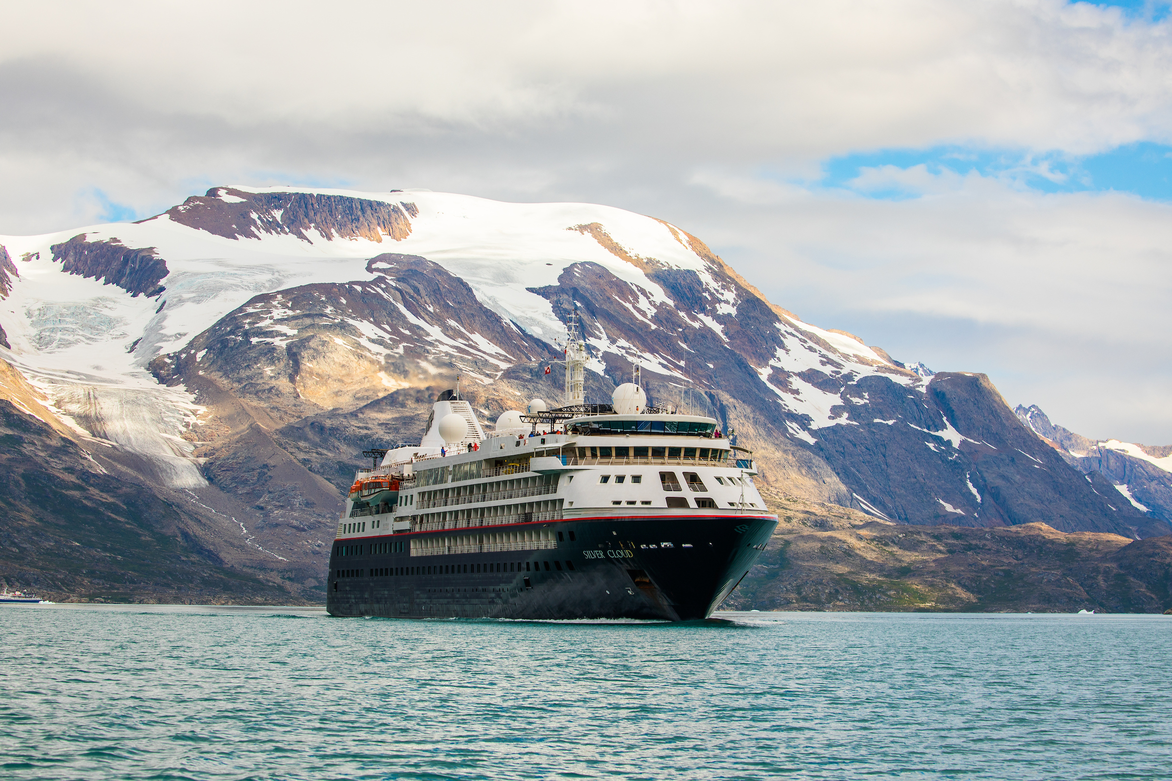 Silver Cloud vid arktisk fjord.