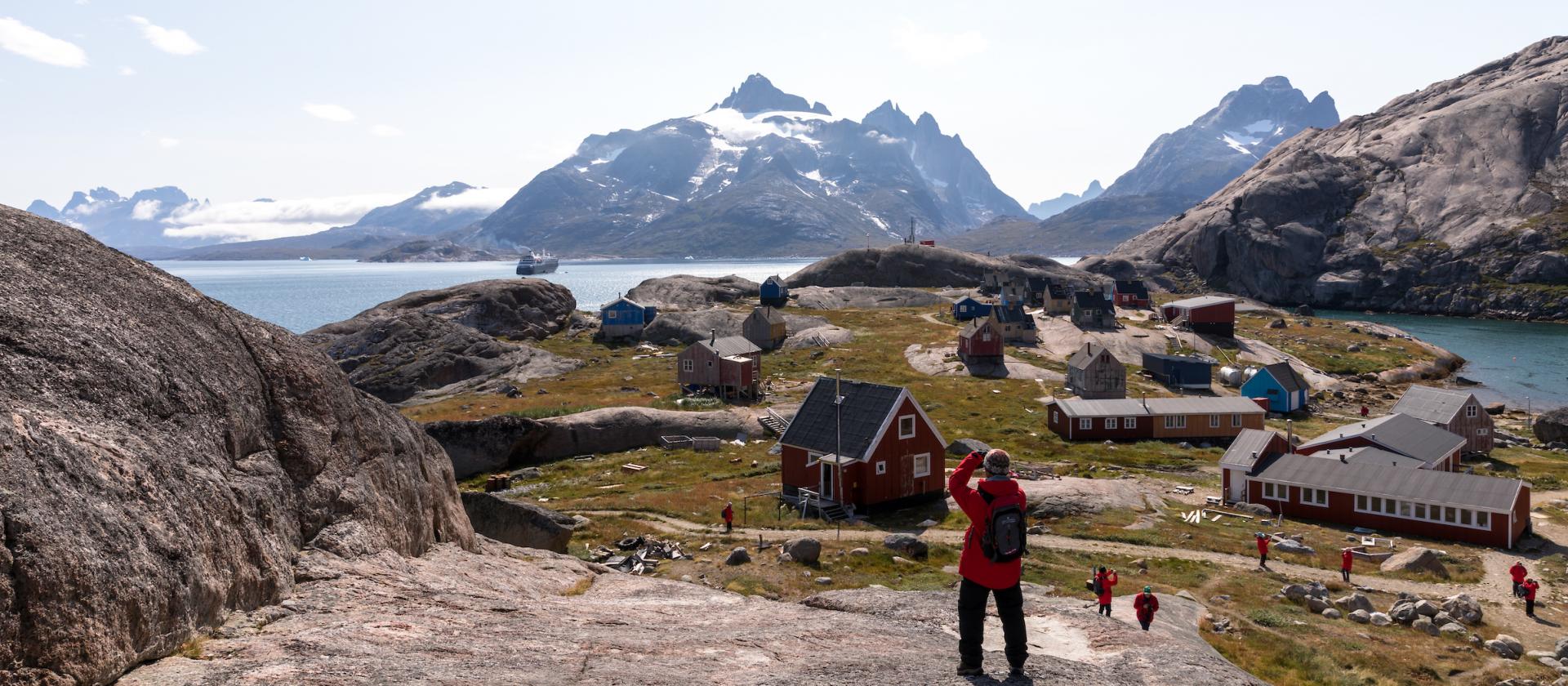 Gäst från Silver Cloud tar en bild på fartyget vid Aappilattoq.