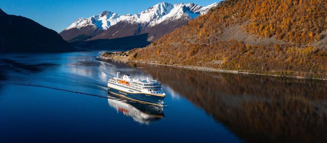 Havila Polaris i Hjørundfjorden.