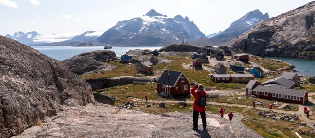 Gäst från Silver Cloud tar en bild på fartyget vid Aappilattoq.